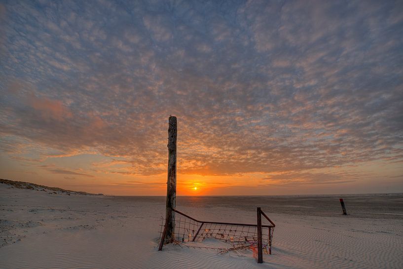 Het Noordzee strand van Terschelling bij zonsondergang par Tonko Oosterink
