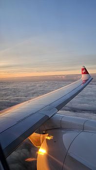 Über den Wolken im goldenen Sonnenuntergang