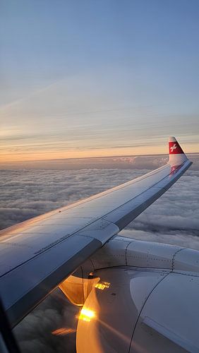 Au-dessus des nuages, dans un coucher de soleil doré