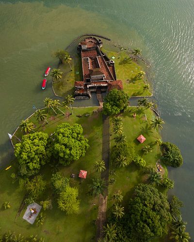 Historisch fort op een eiland in Guatemala vanuit de lucht