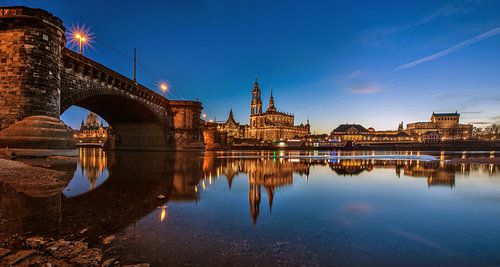 heure bleue sur la rive de l'Elbe à Dresde avec reflet