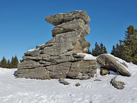 De rotsformatie „Teufelstein“ in een besneeuwd winterlandschap in Stiermarken van Tomherkules