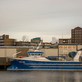Visserschepen in de haven IJmuiden in de schemering van scheepskijkerhavenfotografie