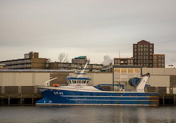 Visserschepen in de haven IJmuiden in de schemering van scheepskijkerhavenfotografie
