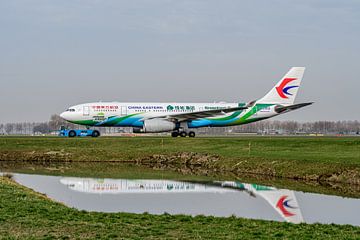 China Eastern Airlines Airbus A330-200 op Schiphol.