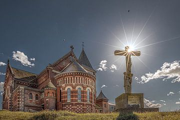 Kerk van Mers Les Bains in het tegenlicht van de zon van Harrie Muis