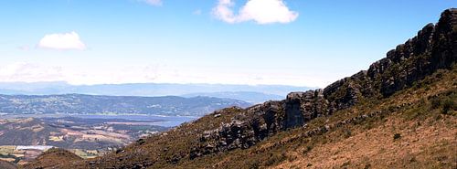 Montagne paramo des Andes, longue falaise rocheuse avec ciel bleu