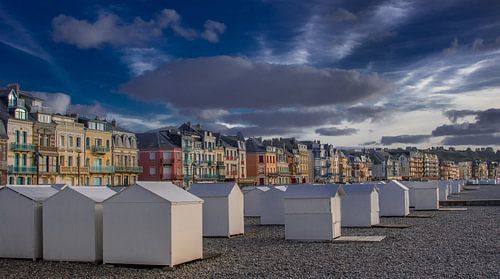 De historische gevels van het Franse badplaatsje Mers Les Bains in het avondzonnetje