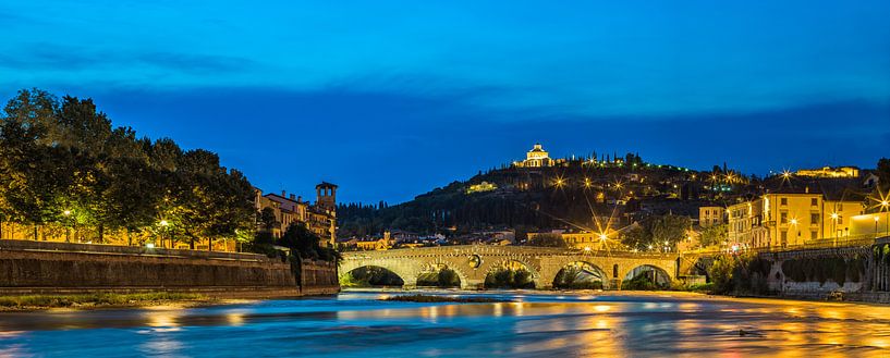 Ponte Pietra @ blue hour van Teun Ruijters