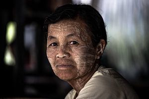 Vrouw in Myanmar met natuurlijke zonnebrand van Mark Thurman