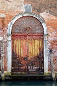 Kleurige oude deur in Venetie