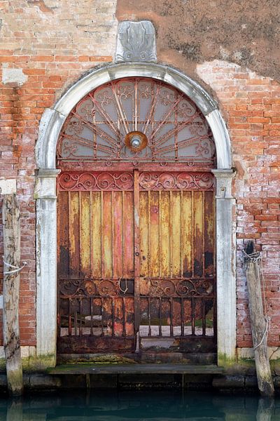Vieille porte colorée à Venise par Jolanda van Eek en Ron de Jong