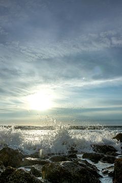 Hoge golven aan de kust met ondergaande zon en blauwe lucht van Karijn | Fine art Natuur en Reis Fotografie