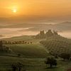 Toscane - Podere Belvedere met ochtendnevel van Teun Ruijters