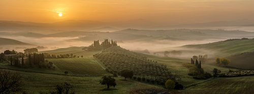 Tuscany - Podere Belvedere with morning mist