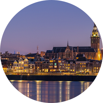 Waalkade Nijmgen tijdens de schemering