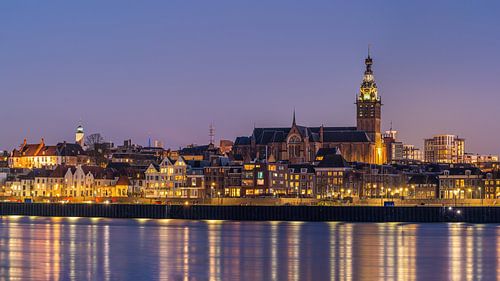 Waalkade Nijmgen tijdens de schemering