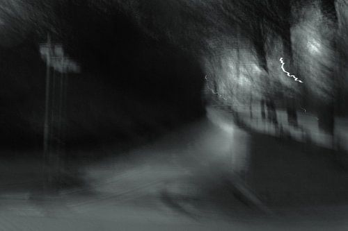 schmale Dorfstraße in der Dunkelheit von Studio Boterkoek