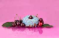 Donut met kersen van Ulrike Leone thumbnail