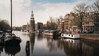 Kanaal en oude huizen in Amsterdam, Nederland. van Lorena Cirstea thumbnail