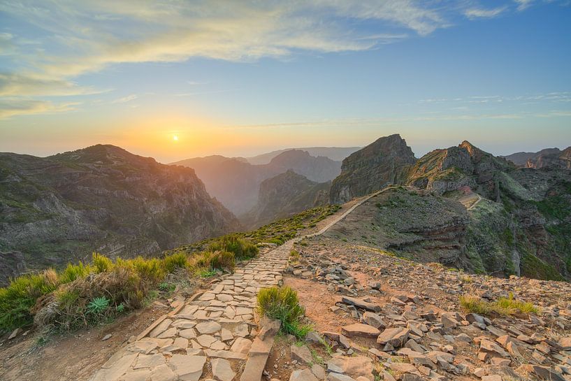 Op de Pico do Arieiro op Madeira bij zonsondergang van Michael Valjak