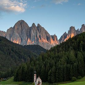 Sonnenuntergang an der kleinen Kirche in Val di Funes von Saranda Hofstra