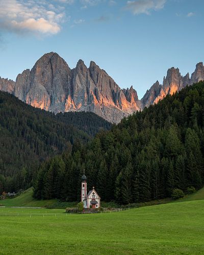 Sonnenuntergang an der kleinen Kirche in Val di Funes von Saranda Hofstra
