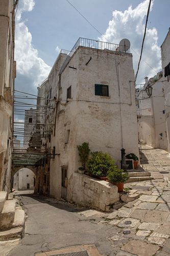 Straat in witte stad Ostuni in Italië