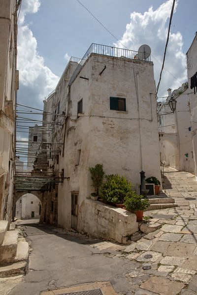 Straat in witte stad Ostuni in Italië van Joost Adriaanse