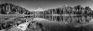 Lac dans les Dolomites près des Trois Cimets. Image en noir et blanc. sur Manfred Voss, Schwarz-weiss Fotografie