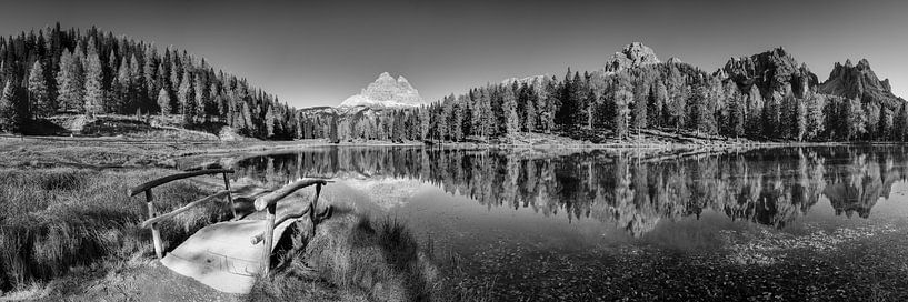 Lac dans les Dolomites près des Trois Cimets. Image en noir et blanc. par Manfred Voss, Photographie Noir et Blanc