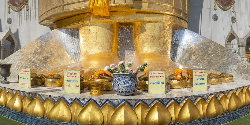 The gilded feet of Luang Pho To - a panorama of worship by Walter G. Allgöwer