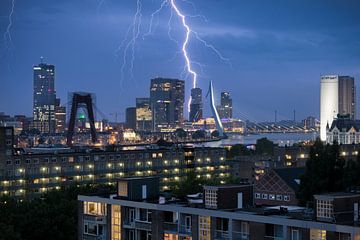 Blikseminslag in Rotterdam (avondfoto skyline) van Mark De Rooij