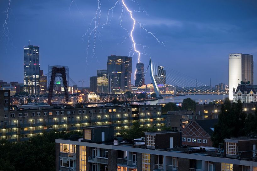 Blitzeinschlag in Rotterdam (Foto der abendlichen Skyline) von Mark De Rooij