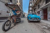 Rues de La Havane à Cuba avec voiture ancienne et cycliste par Celina Dorrestein Aperçu