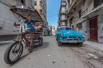 Straten van Havana in Cuba met oldtimer en fietser