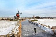 Schaatsen in Hollands polderlandschap met uitzicht op een historische wipmolen. van Mieneke Andeweg-van Rijn thumbnail