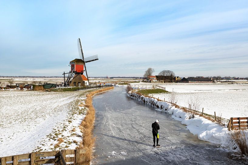 Schaatsen in Hollands polderlandschap met uitzicht op een historische wipmolen. van Mieneke Andeweg-van Rijn