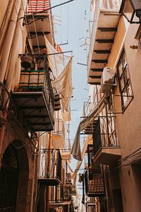 Sfeervolle, smalle straten in het centrum van Cefalu vol balkons. Sicilië, Italië van Manon Visser
