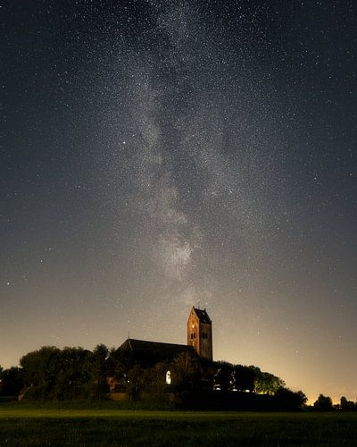 Sous la Voie lactée près de l'église du village