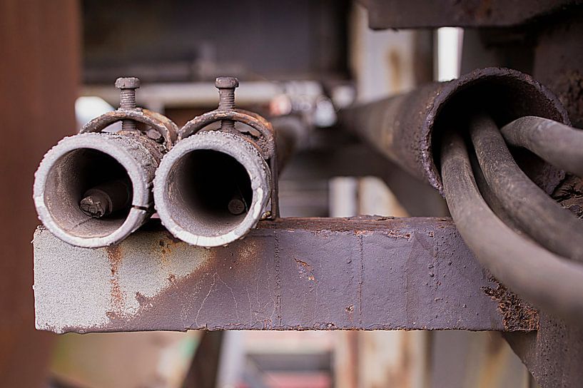 De fabriek (industriële foto met roestige buizen en slangen) van Birgitte Bergman