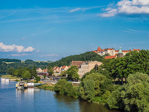 Elbufer mit Panoramablick auf Bad Schandau in der Sächsischen Schweiz
