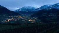 Bergtal am Abend mit Lichtern und Gipfeln im Schnee von Jens Sessler Miniaturansicht