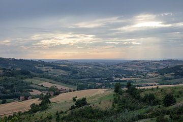 Vlak voor zonsondergang, landschap Piemont, Italie