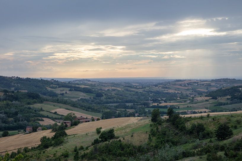 Vlak voor zonsondergang, landschap Piemont, Italie van Joost Adriaanse
