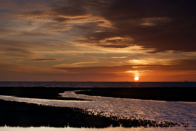 Bunte Wolken Himmel über das Wattenmeer bei Sonnenuntergang von Dirk-Jan Steehouwer