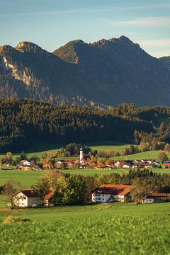 Klein dorp in de Allgäu voor de Alpen van Daniel Pahmeier