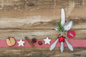 Table de Noël avec décoration et menu à étiquette sur Alex Winter