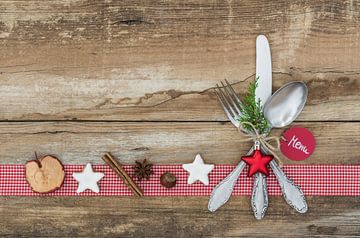 Kersttafelschikking met decoratie en tag menu van Alex Winter