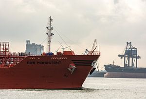 Tanker verlässt den Hafen Rotterdam Matrose am Bug.